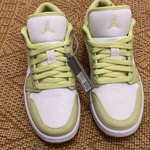 Women’s Nike Air Jordan 1 low se size 9